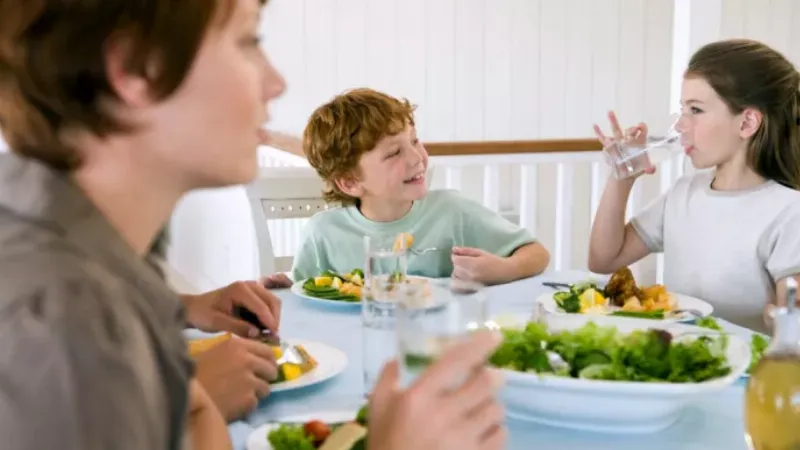 Table de repas convivial français avec amis et famille partageant mets et vin